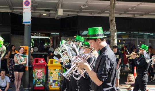 17 Μαρτίου, ημέρα Αγίου Πατρικίου. Η ιρλανδέζικη κουλτούρα παρελαύνει στον κόσμο