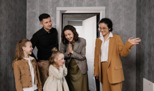  Διακοπές στο ξενοδοχείο ή σε φίλους; 